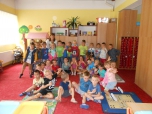 Seznamujeme se školou a jejím okolím, naší mateř.školkou, tělocvičnou, jídelnou, panem školníkem..